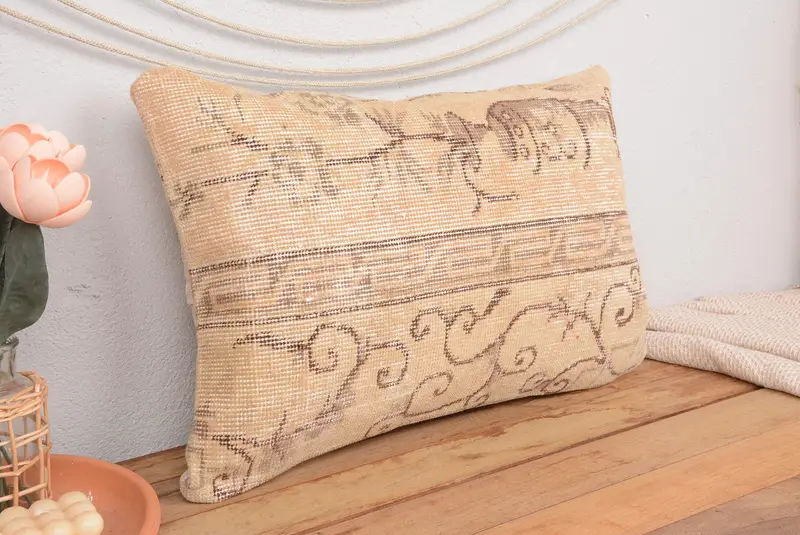 Handgefertigtes beige-braunes Blumen-Wurfkissen, vielseitiges 16x24-Dekorkissen