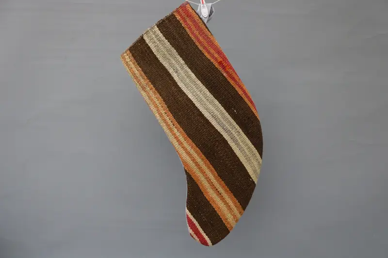 Medias navideñas rojas con adornos marrones, decoración festiva