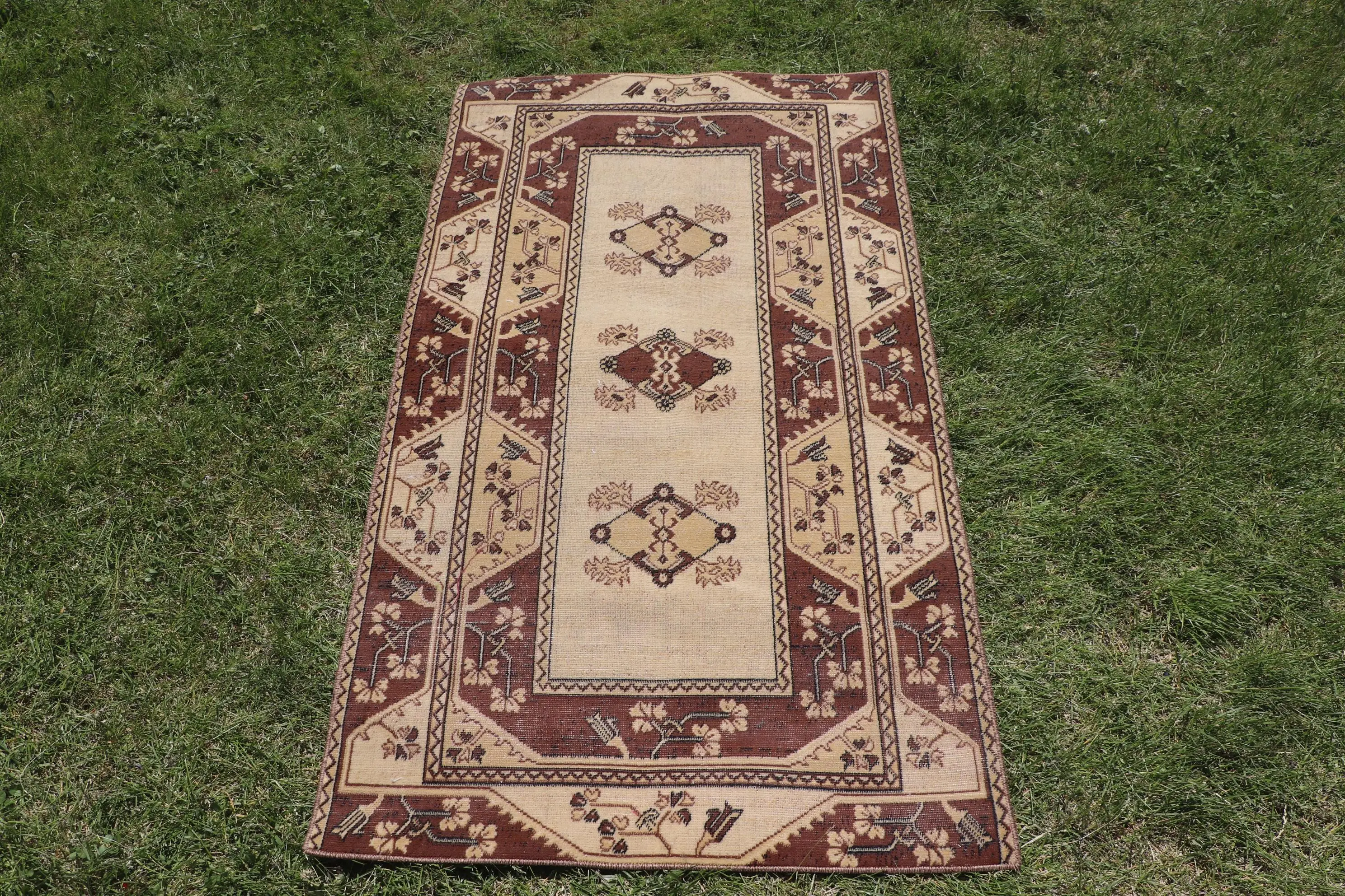 Türkischer kleiner Teppich 2,5 x 4,6 Fuß, brauner Vintage-Wollteppich mit Tarnmuster - 1