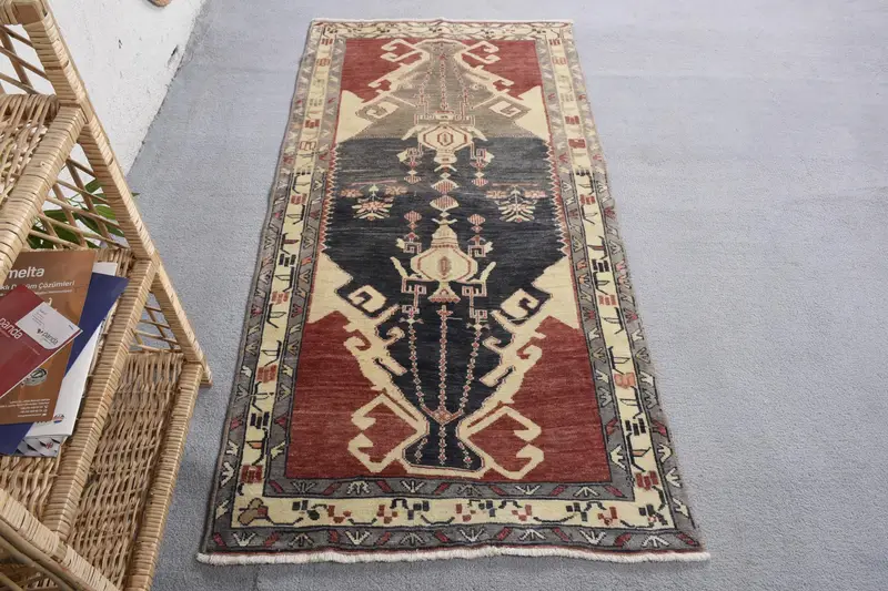 ブルーのパッチワークラグ、2.9x5.8フィート、レッドアクセント付き