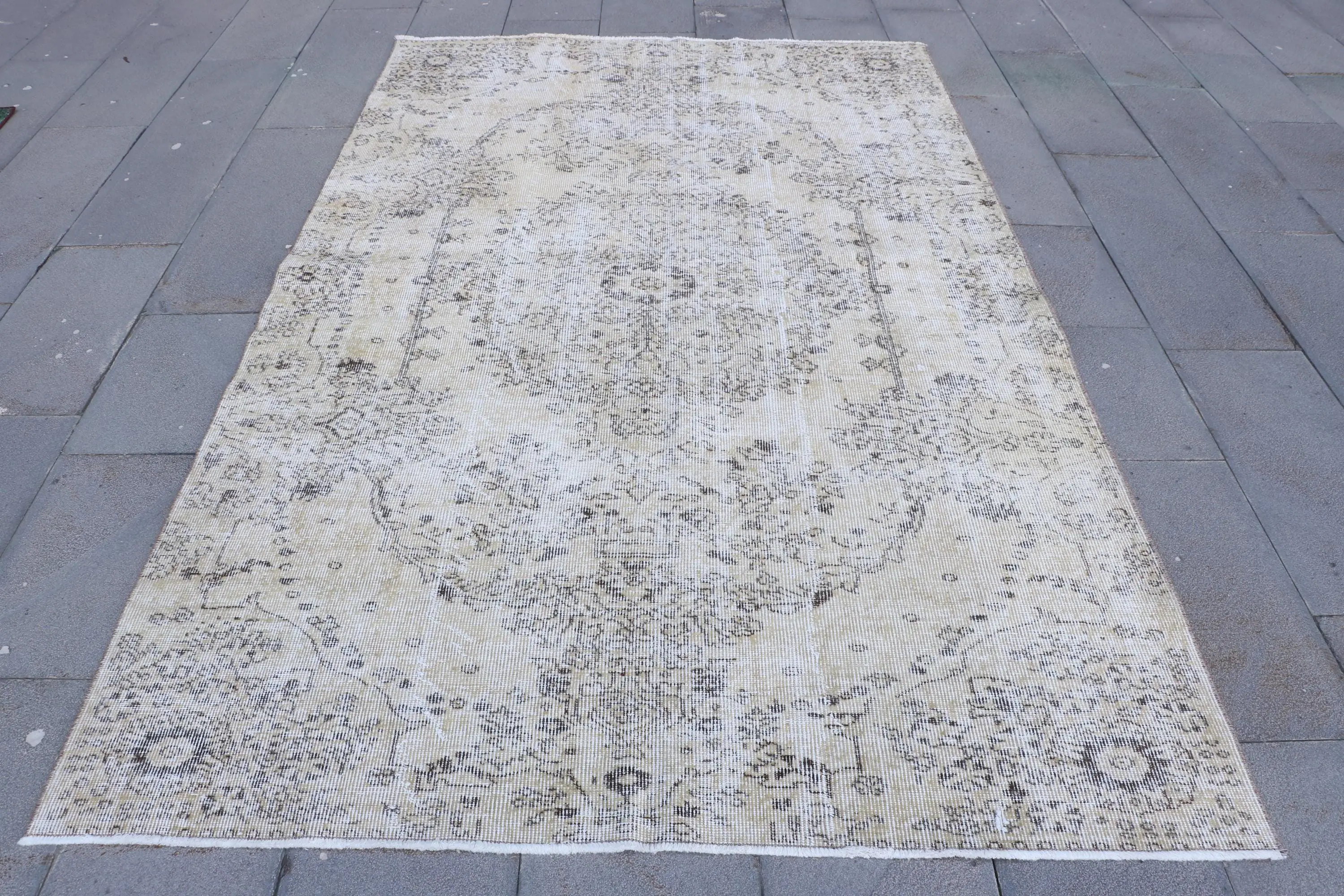 Alfombra vintage de 5,4x8,5 pies, alfombra turca, alfombra de lana Ikat blanca - 1