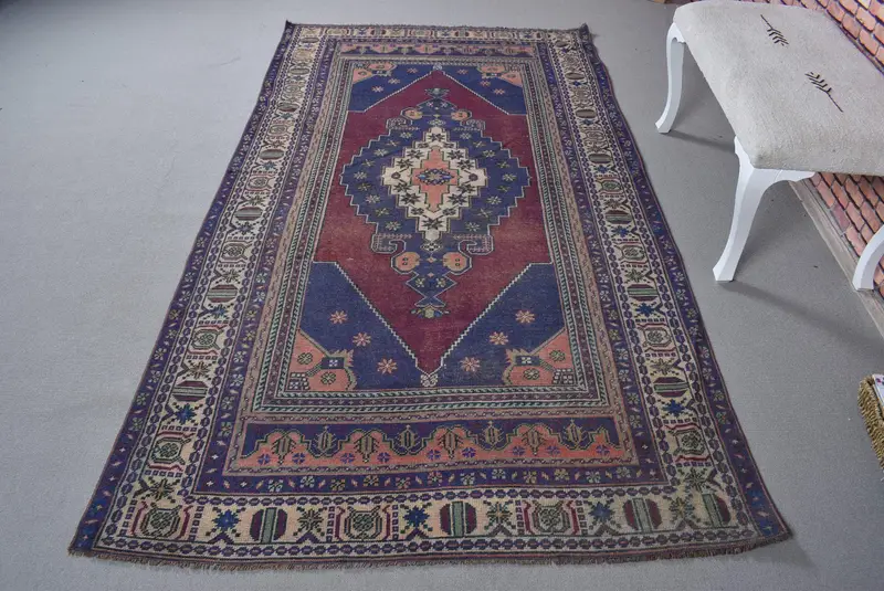 Lila und beige karierter Teppich, 4,7 x 8,3 Fuß, eleganter Bodenbelag