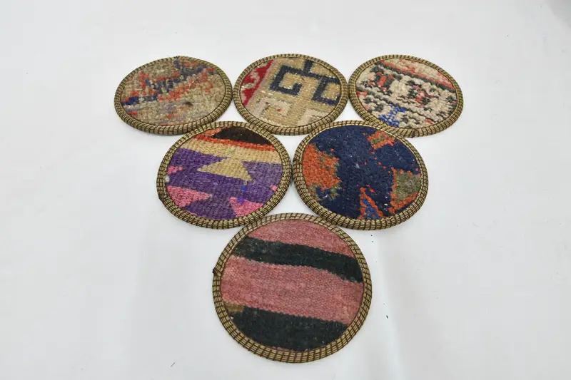 Posavasos redondo bohemio beige y bronce, elegante posavasos bohemio