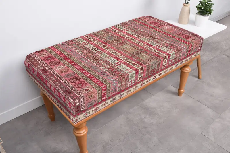 レッド＆ピンクのスカンジナビアンオットマン、キリム風のウールブレンドオットマン