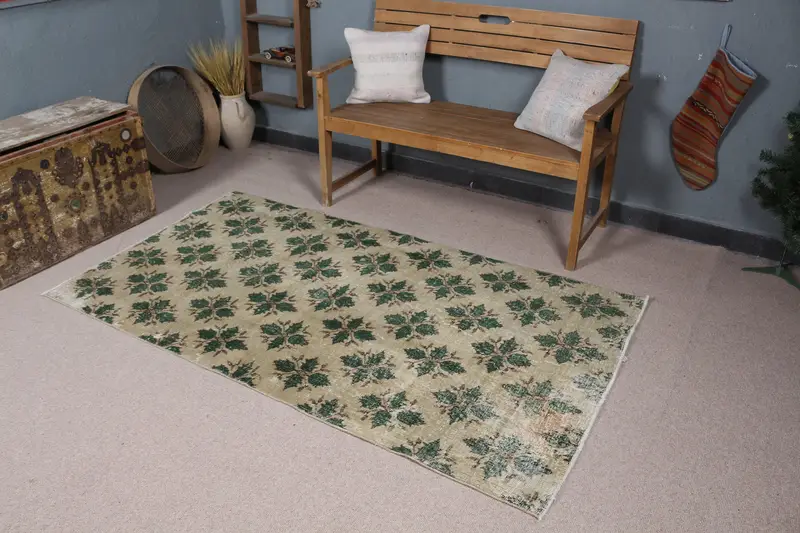 エレガントなベージュのラグ、グリーンのアクセント、3.7x6.6フィートのオリエンタルデザイン