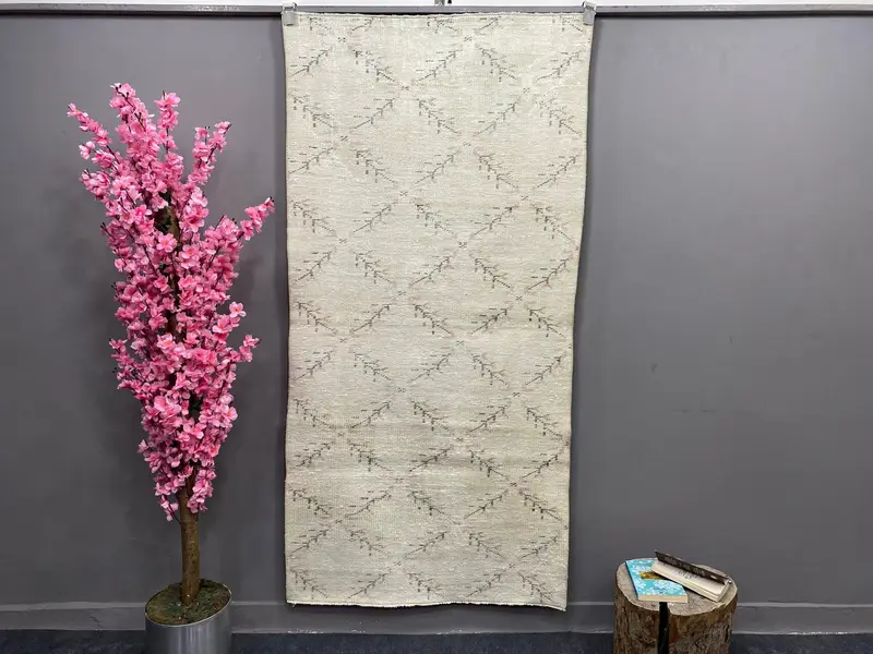 Zarif Beyaz Çiçekli Halı, 3x6 ft Şık Ev Dekoru