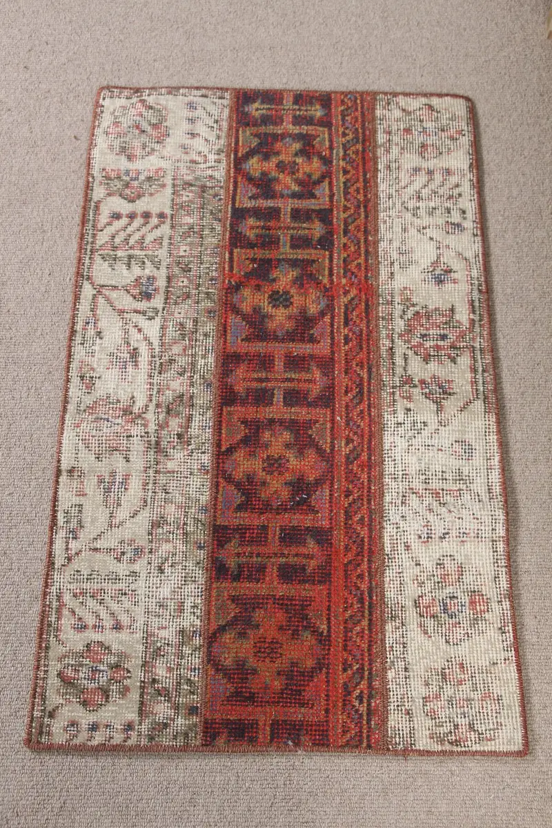 Elegante alfombra beige con estampado marroquí rojo, 6x10m