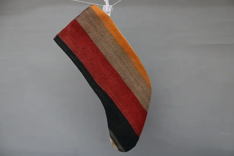 Kahverengi Süslü Kırmızı Noel Çorabı, Şenlikli Tatil Dekoru