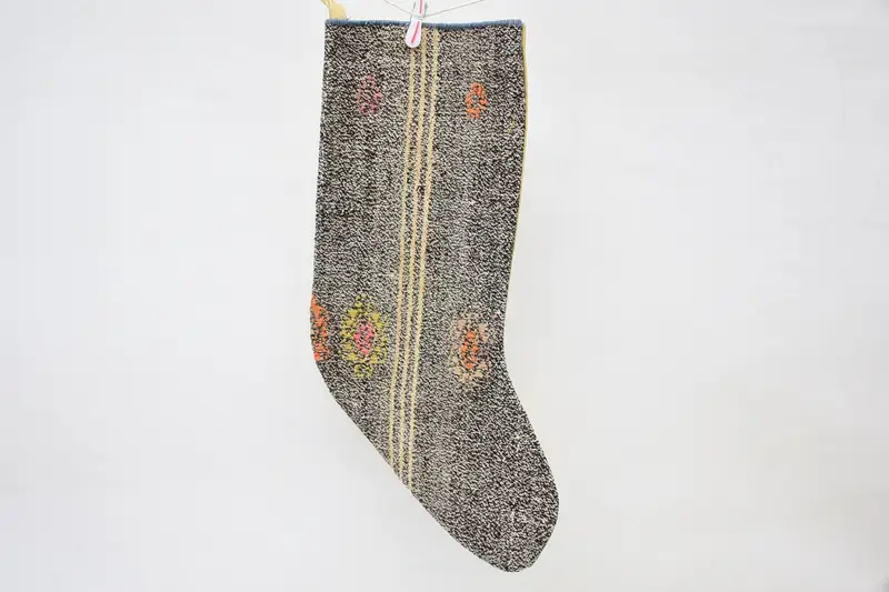 Brauner und orangefarbener Weihnachtsstrumpf, festlicher Weihnachtsstrumpf