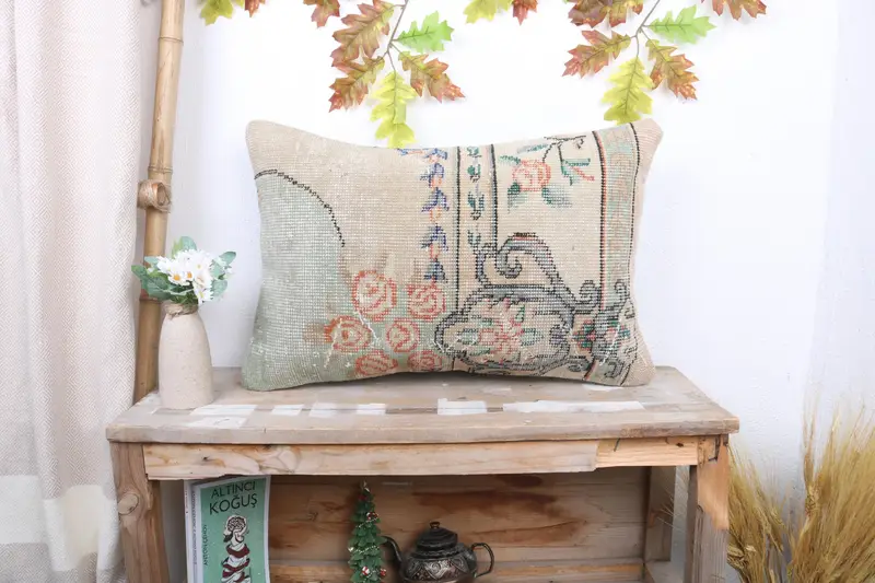 Grünes Leinen-Wurfkissen mit Blumenstickerei, vielseitiges 16x24-Kissen