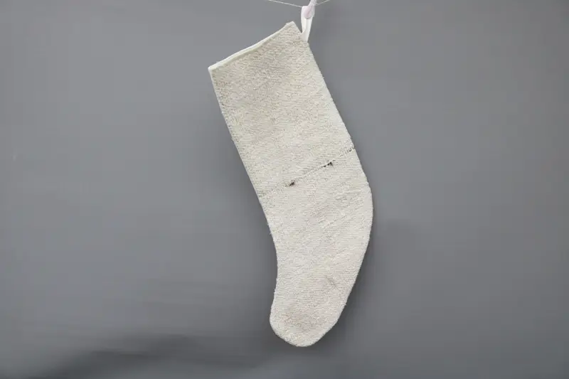 Beigefarbener Weihnachtsstrumpf mit Ornamenten, 22,9 cm breit