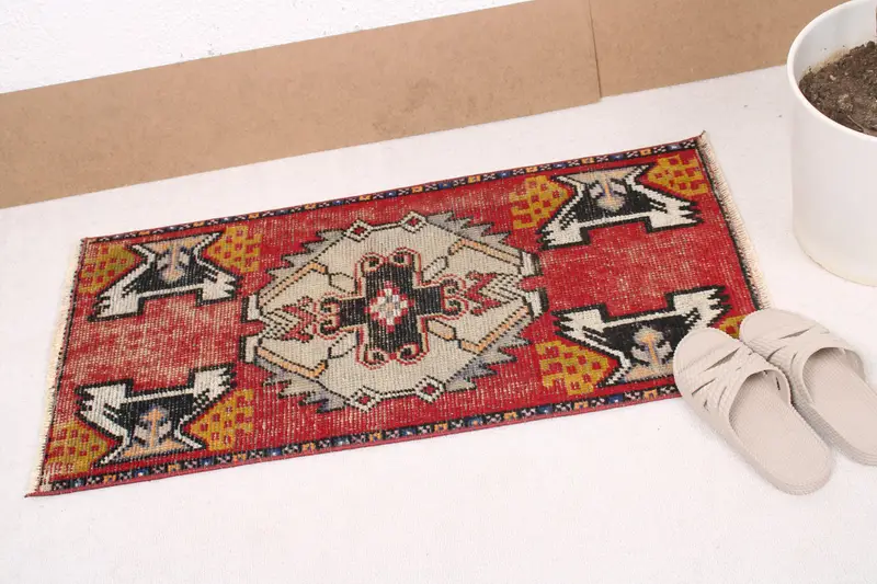 Türk Vintage Halı, 1.5x3.1 ft Oushak Halı, Kırmızı Küçük Hayvan Baskı Halı - 1