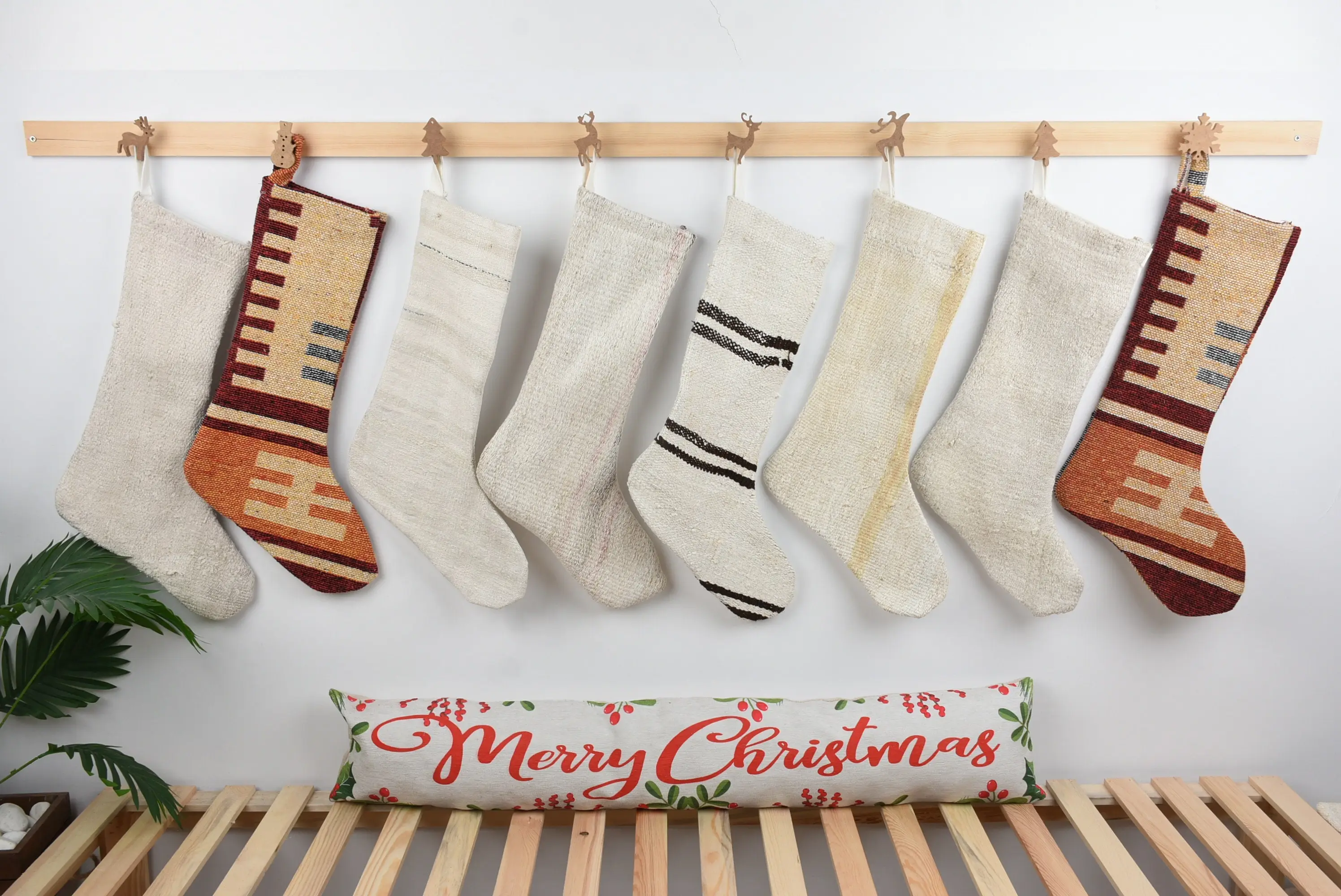 Patrón de adornos navideños festivos, calcetín navideño de 8 pulgadas de ancho - 1