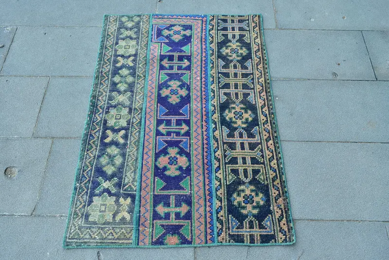 2,5 x 3,5 Fuß großer blauer Teppich mit Tiermuster und leuchtend grünen Akzenten