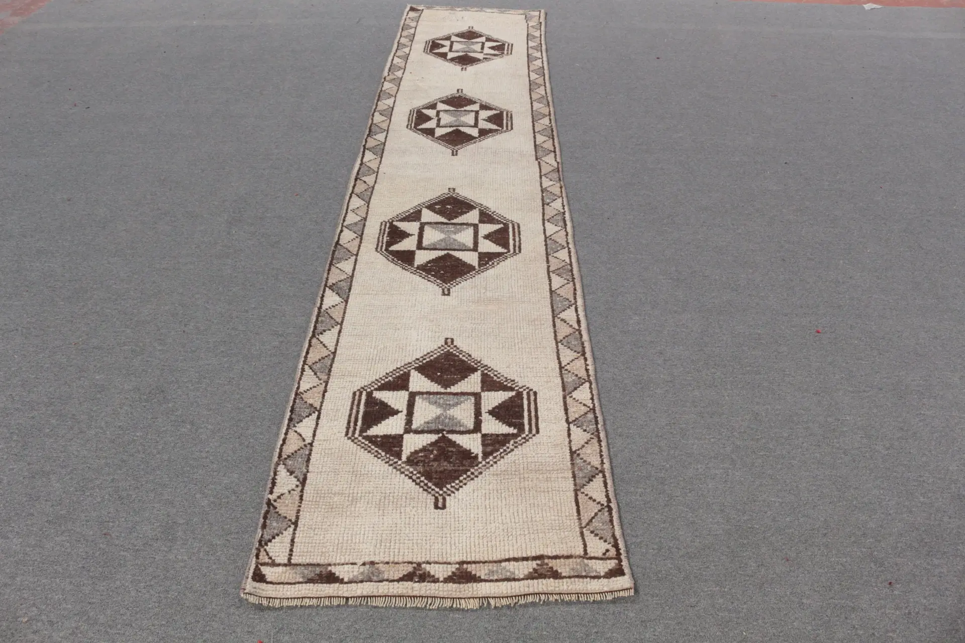 Herki-Teppich, 2,4 x 11,5 Fuß großer türkischer Teppich, weiß umrandete Teppichwolle - 1
