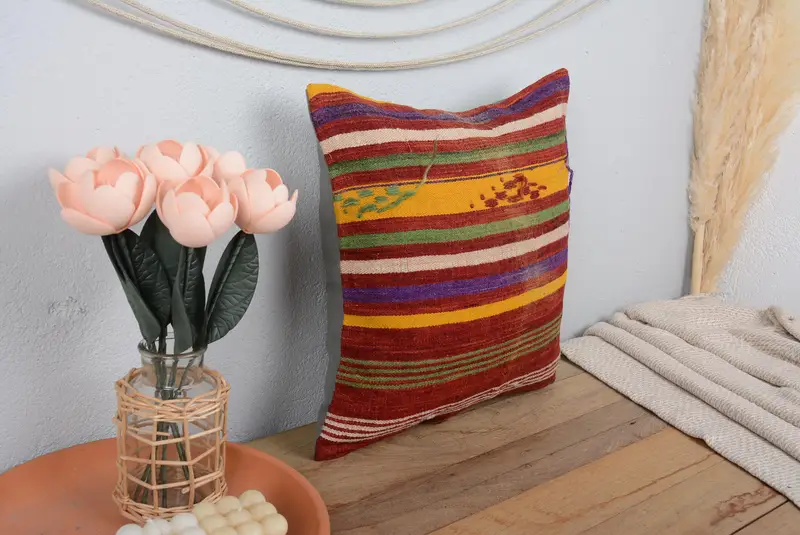 Lila und gelb gestreiftes Kissen, besticktes Vintage-Leinenkissen