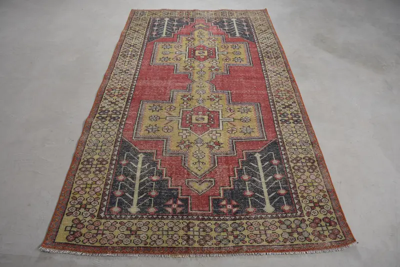 Roter und gelber Teppich, 4,3 x 7,8 Fuß großes Randdesign