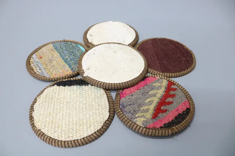 Böhmischer runder Untersetzer, weißer und brauner einzigartiger Untersetzer