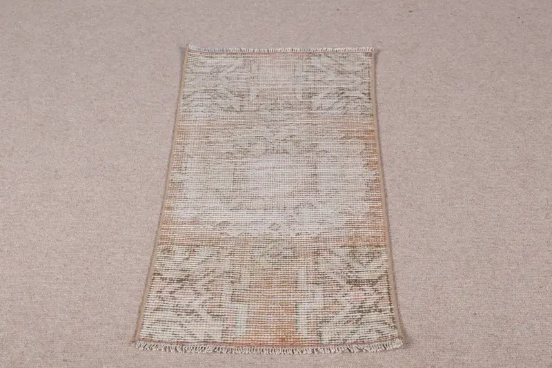 Eleganter beigefarbener Orientteppich, 1,5 x 3 Fuß, Beige und Braun