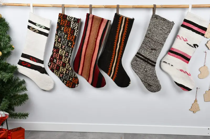 Şenlikli Noel Süsleri Deseni, 8 İnç Genişliğinde Noel Çorabı