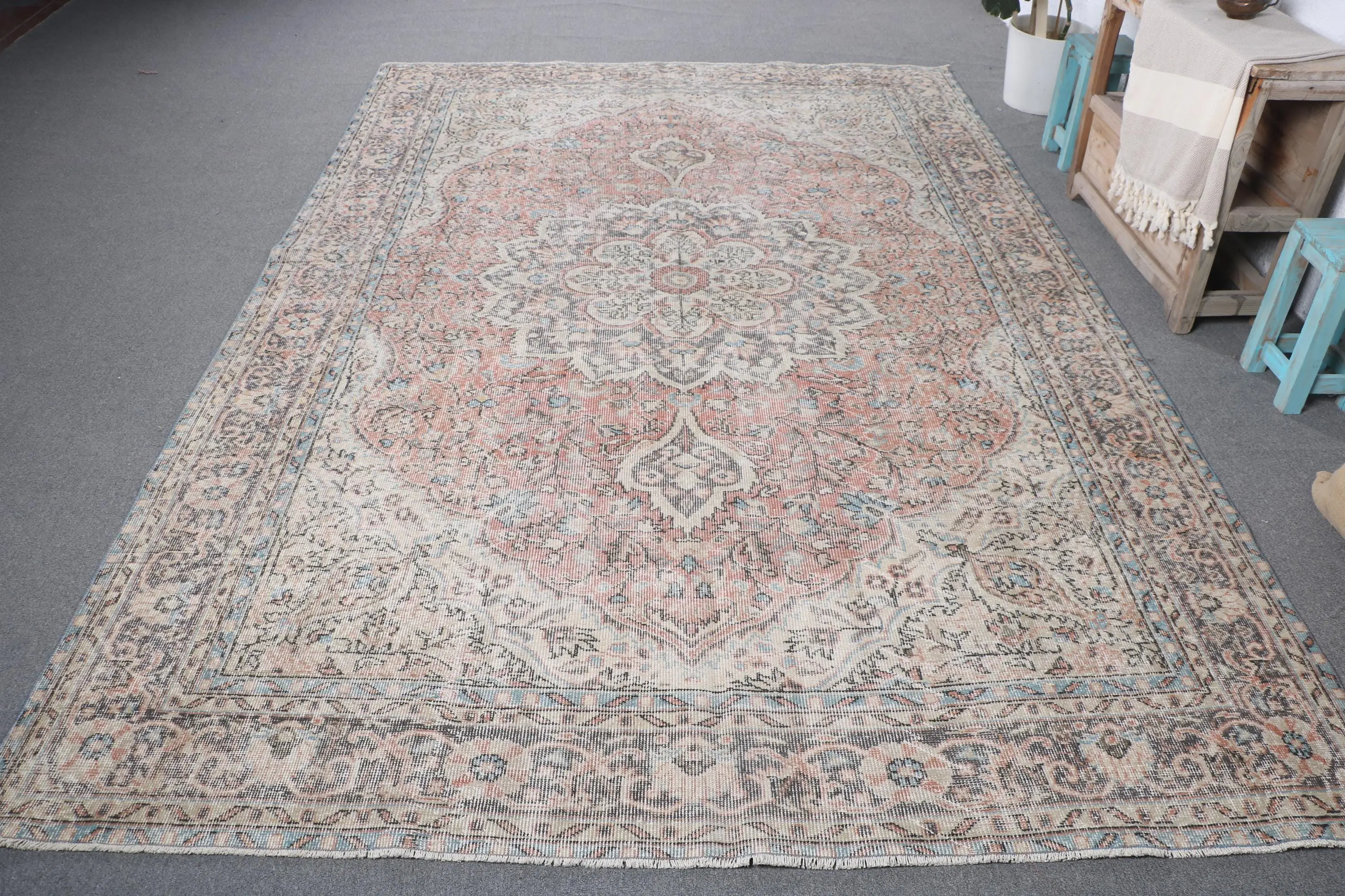 6,9x10,4 ft türkischer Vintage Teppich, Übergröße Teppich, rot blau karierter Wollteppich - 1