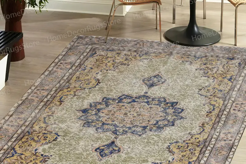 Bedruckter Teppich mit floralem Medaillongrün in sanften Tönen und Marineblau