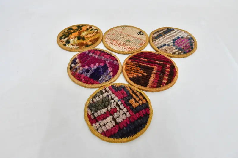 Posavasos redondos bohemios, posavasos de alfombras tejidas en azul y rosa