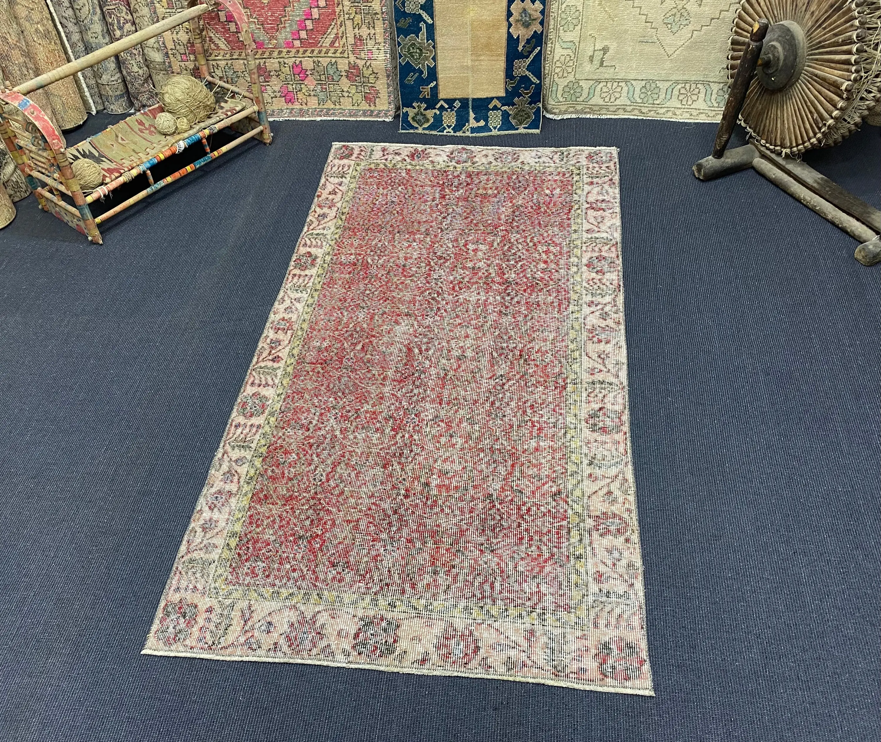 Alfombra turca vintage, alfombra de 3,3x6,7 pies, alfombra floral con acento rojo - 1