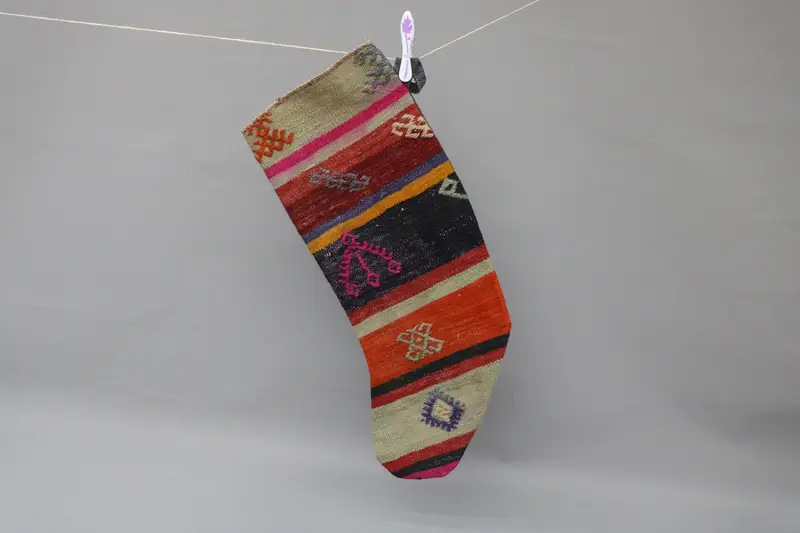 Medias navideñas rojas con adornos negros, medias festivas