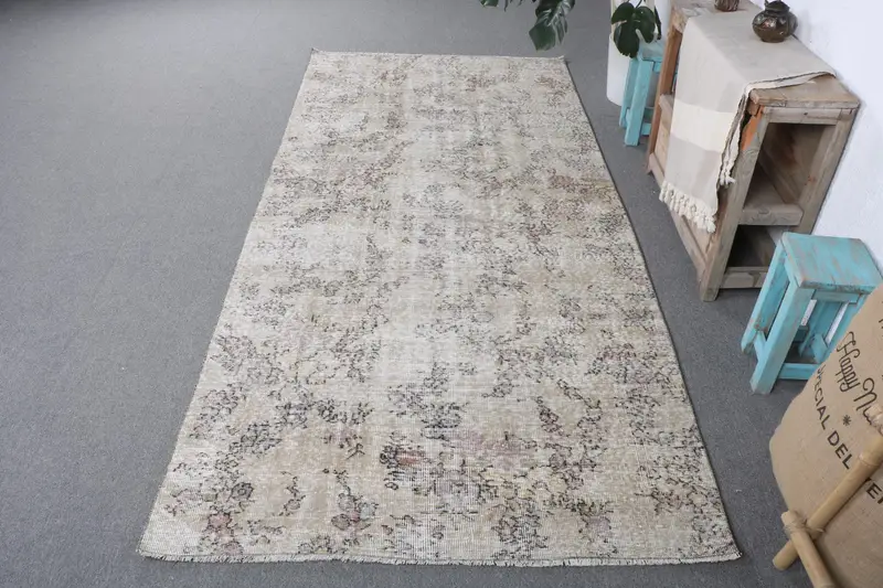 Eleganter beige-schwarzer Blumenteppich, 4,1 x 8,7 Fuß