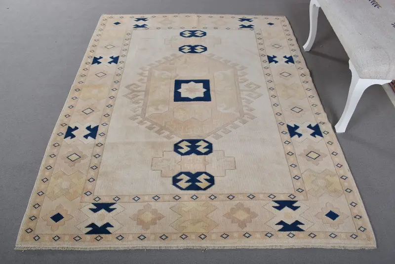 Teppich in Beige und Blau, 1,2 x 1,8 m, Tiermuster