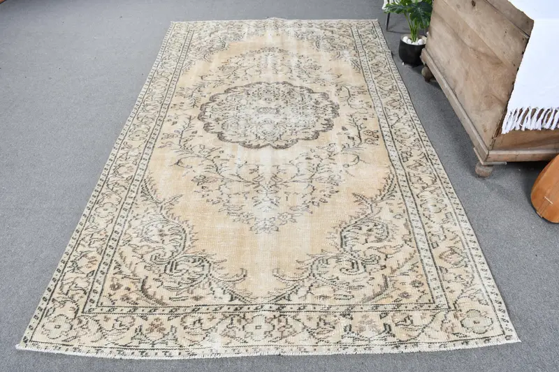 Eleganter beiger Teppich, Südwestmuster, 5,3 x 8,8 Fuß