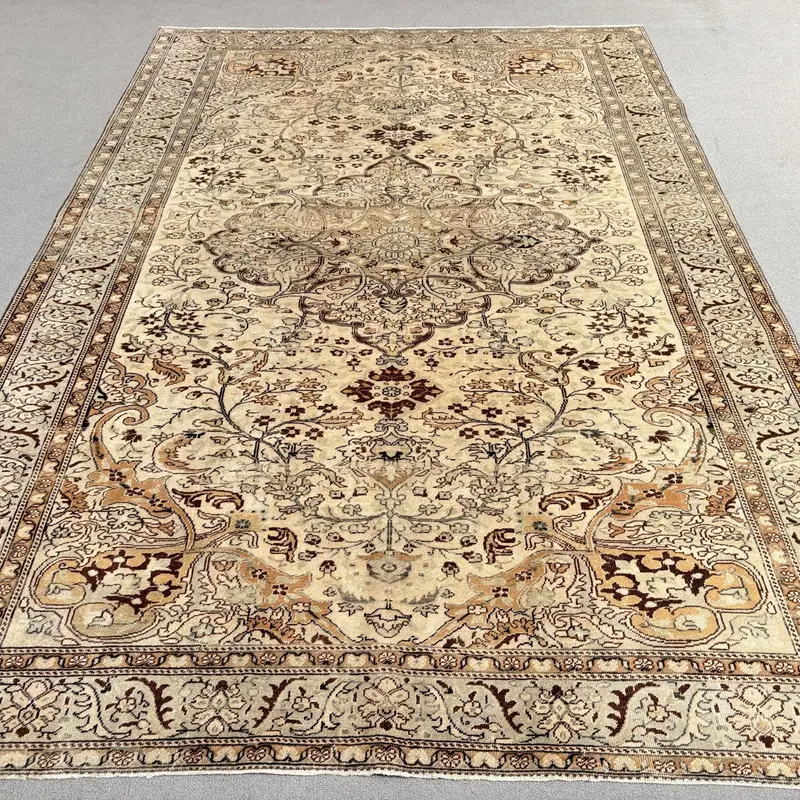 Eleganter beiger Perserteppich, 0,5 x 9,4 Fuß, braune Akzente