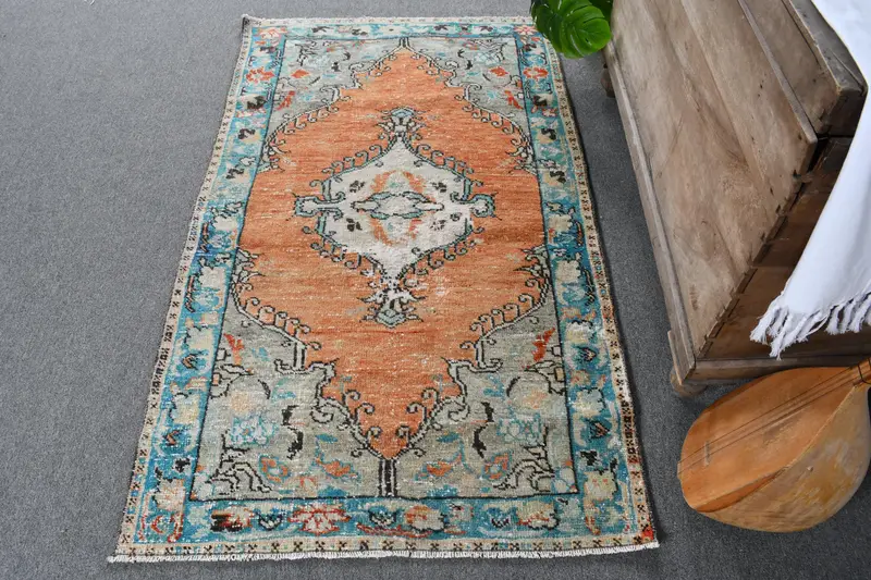 手作りのオレンジとブルーのラグ、0.3x0.4フィートの水玉模様