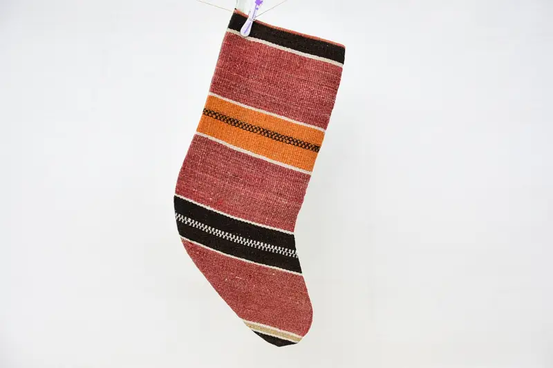 Roter Weihnachtsstrumpf mit festlichen Ornamenten, gemütliche Weihnachtsdekoration