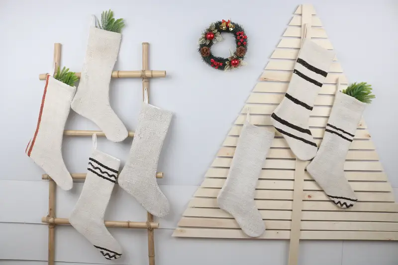 Şenlikli Noel Süsleri Deseni, 22 İnç Genişliğinde Noel Çorabı