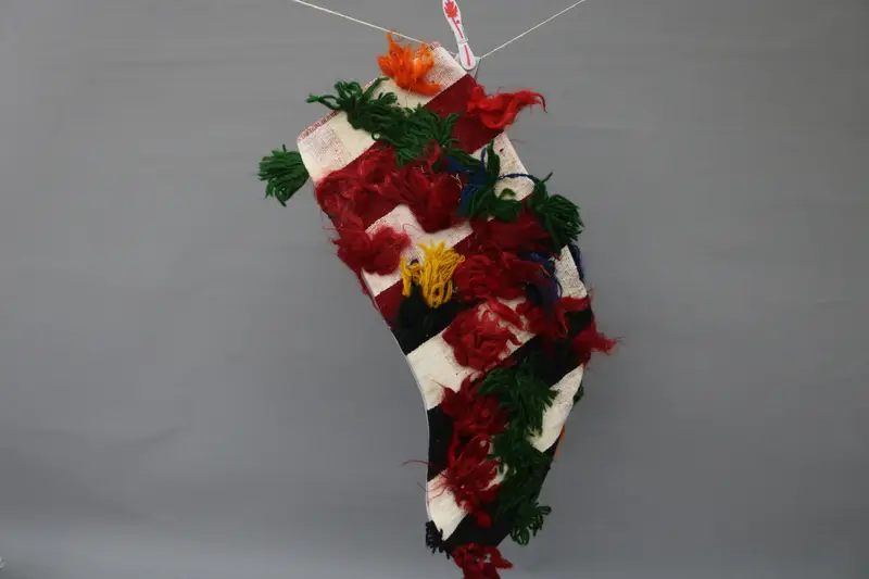 Yeşil Süslemeli Kırmızı Noel Çorabı, Şenlikli Tatil Dekoru