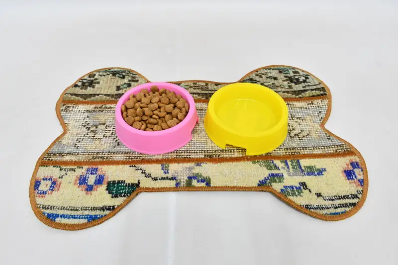 Kahverengi ve Yeşil Emici Evcil Hayvan Matı, Su Geçirmez ve Kaymaz Evcil Hayvan Pedi