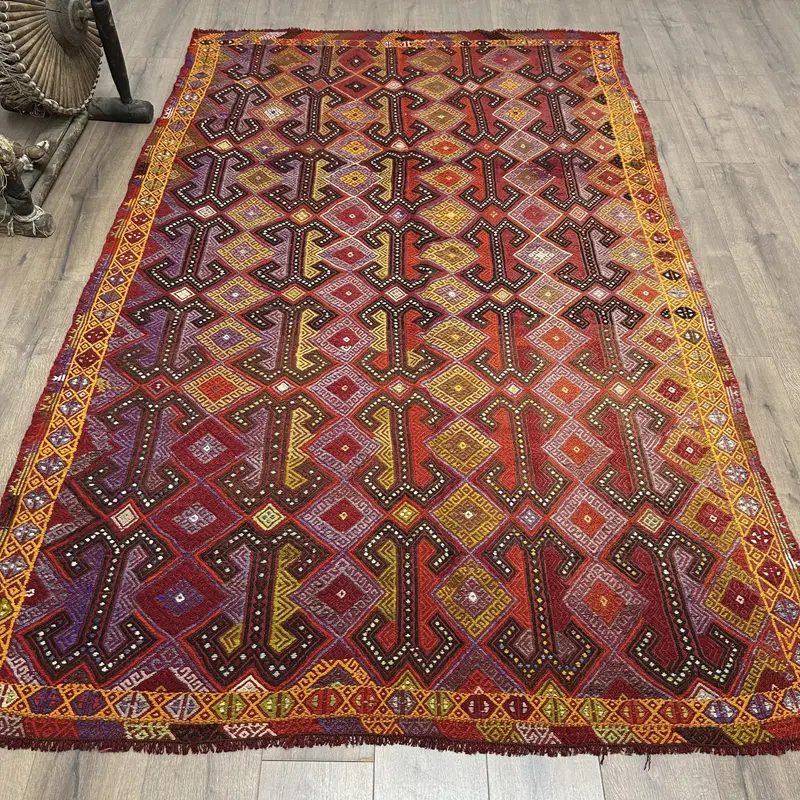 レッド&ブラック ラグ、幾何学模様の花モチーフ 5.2x8.4フィート