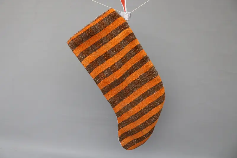 Şenlikli Noel Süsleri Deseni, 9 İnç Genişliğinde Turuncu ve Kahverengi Çorap