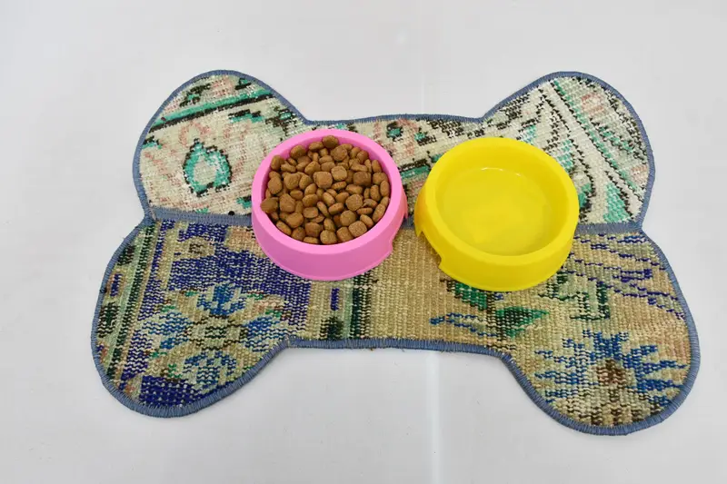 ボヘミアンブルーとグリーンのラウンドウールプレースマット、伝統的なパターンのプレースマット