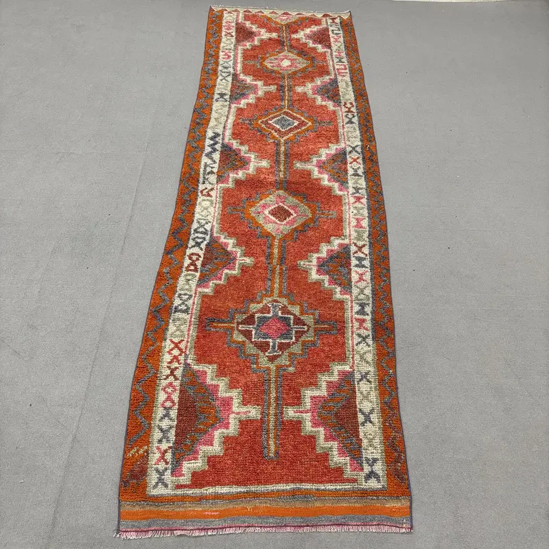 Vintage Türk Halısı, 3.2x12.2 ft Herki Halı, Kırmızı Gri Bitkiler ve ağaçlar Halı - 1