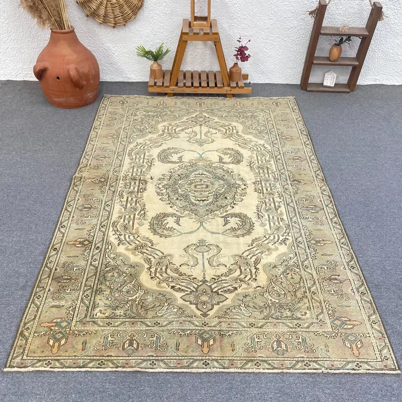 Elegant Green & Beige Rug, 4,7x6,9 ft Polka Dot Design