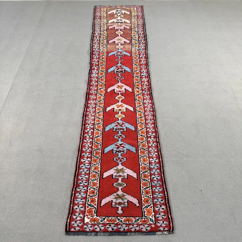 レッド オリエンタル ラグ、2.5x11.2 フィート、ブルーのアクセント付き