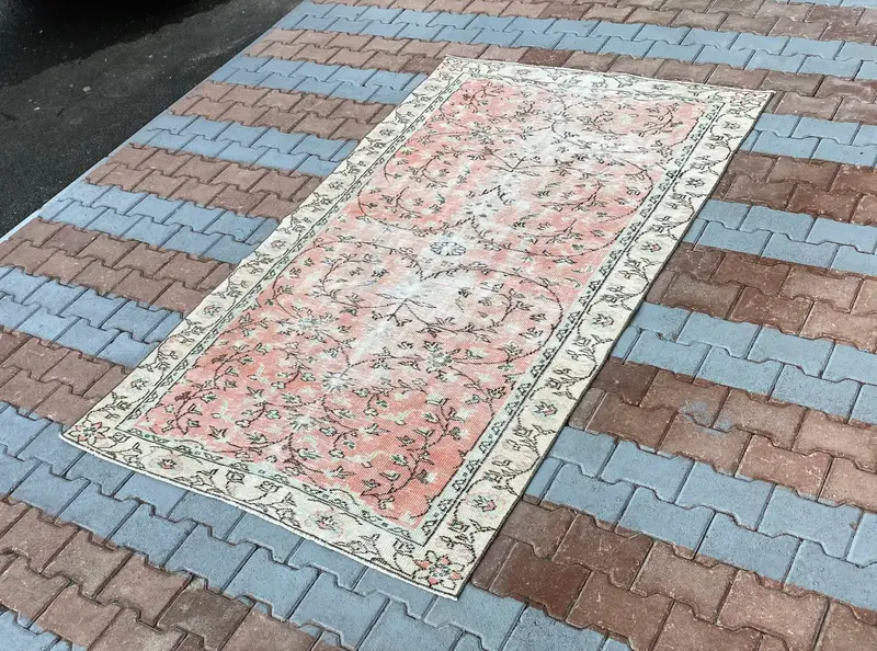 Zarif Pembe ve Bej Halı, 4,6x8 ft Çiçek ve Geometrik