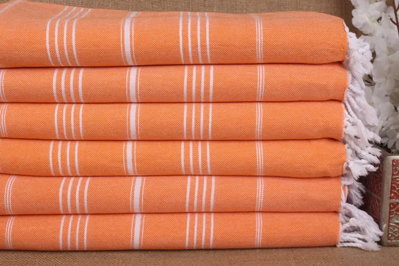 Orangefarbenes Baumwollhandtuch „Bachelorette“, personalisiertes Strandtuch, 40 x 71 Zoll