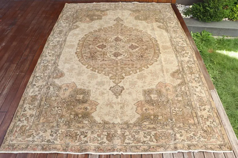 Handgefertigter abstrakter Teppich in Beige und Grün, 0,6 x 10 Fuß