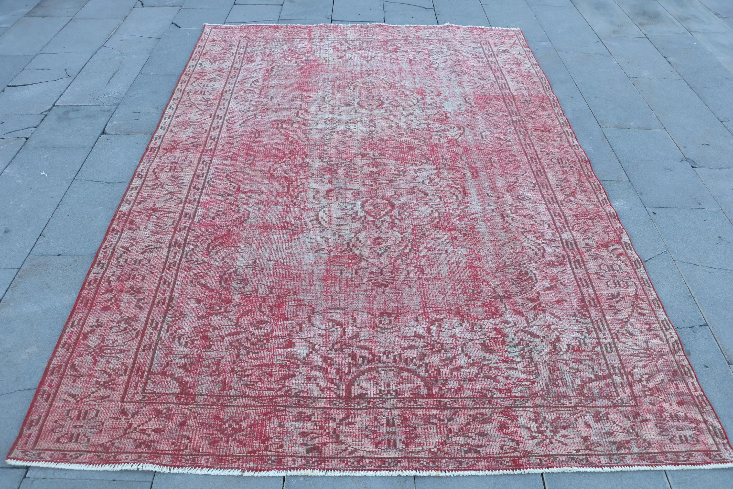 5,8 x 8,6 Fuß großer Vintage-Teppich, türkischer Wollteppich mit roten Pflanzen und Bäumen - 1