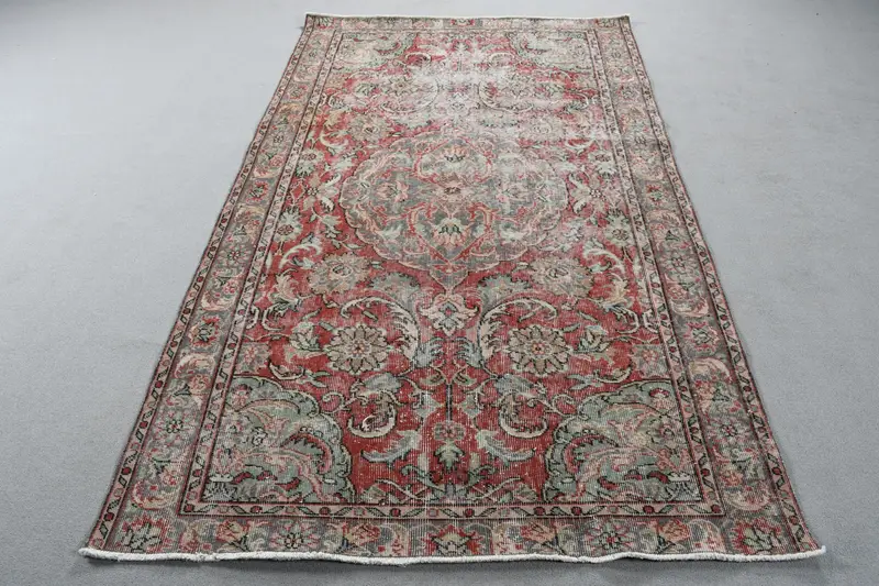 レッド抽象ラグ、4.7x8フィート、グリーンアクセント付き