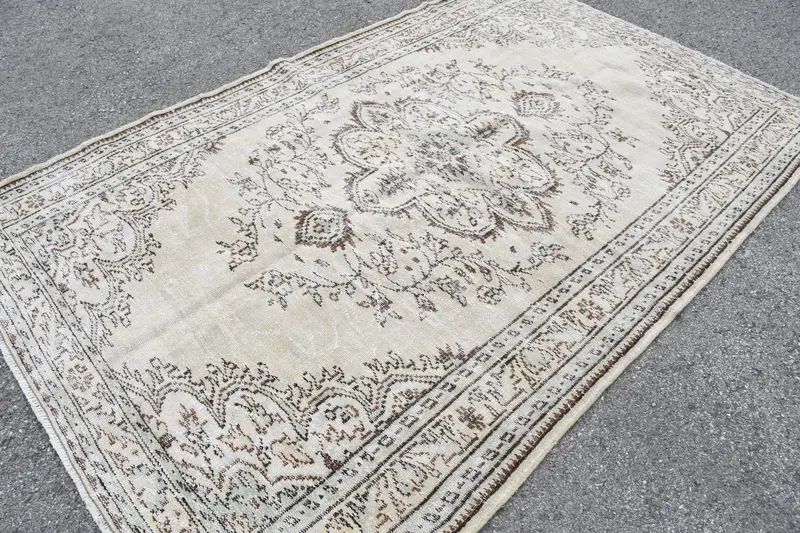Alfombra grande vintage de 5,6x8,7 pies, alfombra turca, alfombra floral blanca Oushak - 1